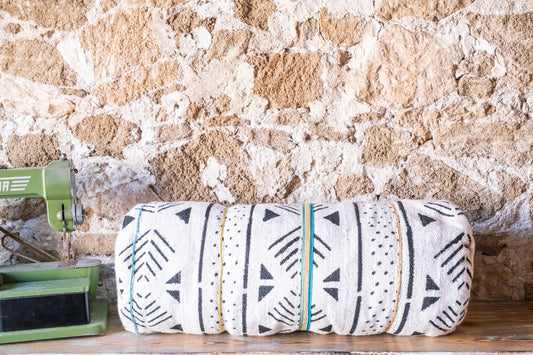 Traversin décoratif en textile africain avec garniture en soie