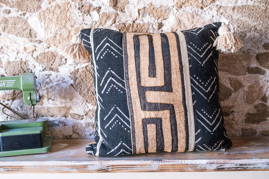 Grand coussin brodé en tissu africain carré