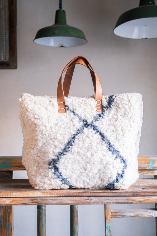 Sac en cuir et tapis Beni Ouarain avec anses en cuir