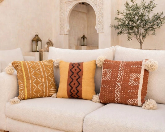 Lot de 3 coussins – Housses de coussin en textile africain authentique avec pompons faits à la main