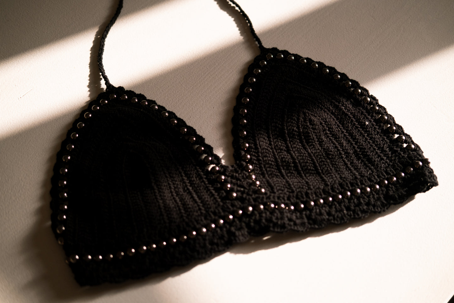 Haut court à dos nu en crochet de coton avec détails métalliques