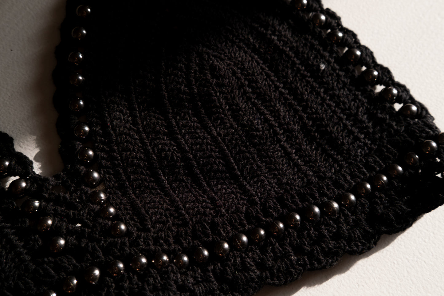 Haut court à dos nu en crochet de coton avec détails métalliques