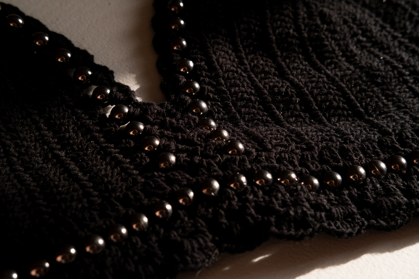 Haut court à dos nu en crochet de coton avec détails métalliques