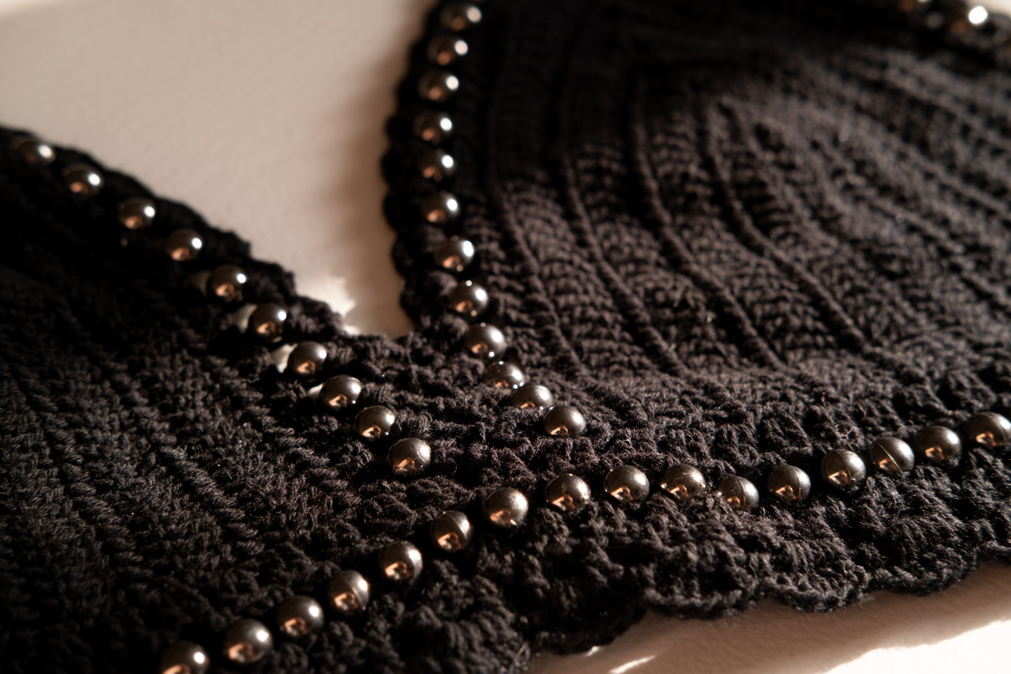 Haut court à dos nu en crochet de coton avec détails métalliques