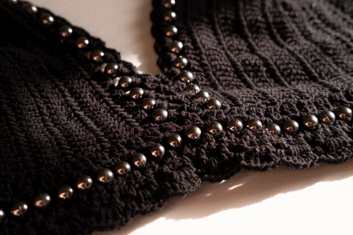 Haut court à dos nu en crochet de coton avec détails métalliques