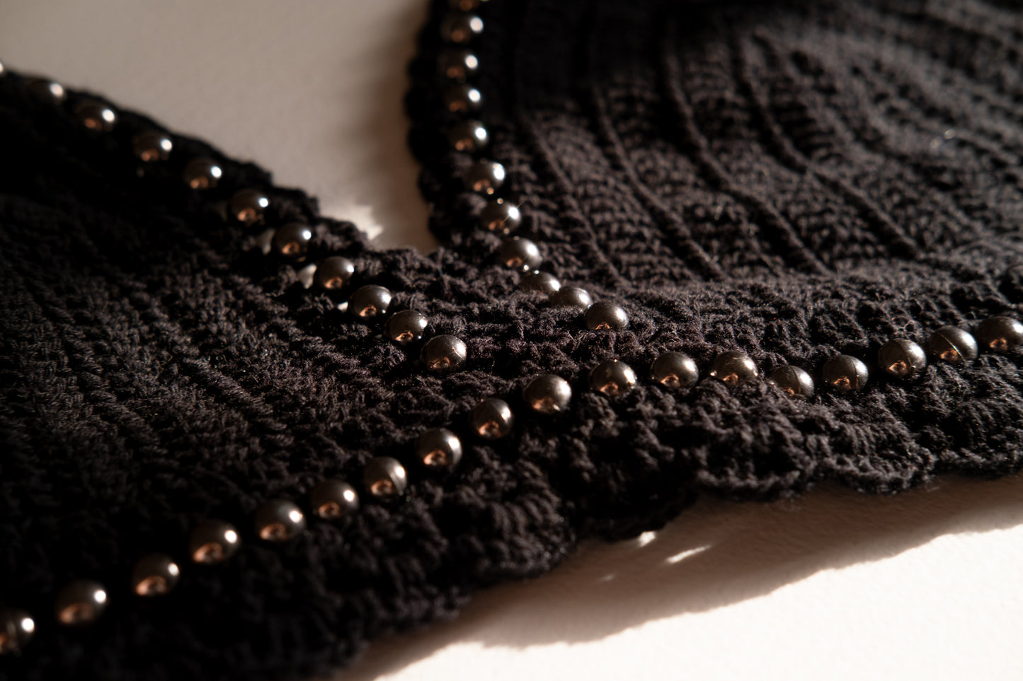 Haut court à dos nu en crochet de coton avec détails métalliques