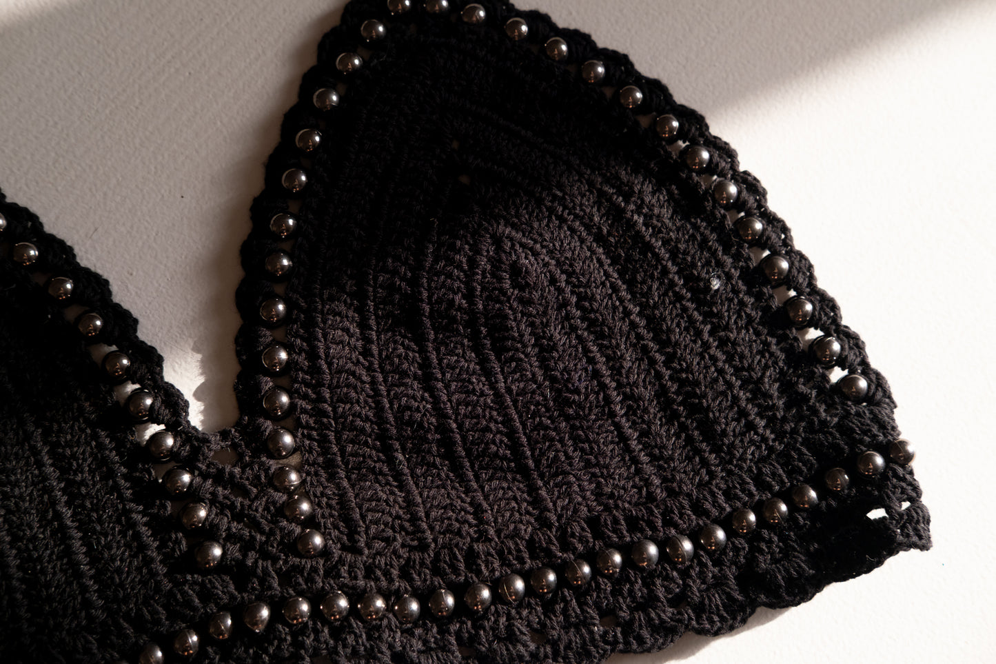 Haut court à dos nu en crochet de coton avec détails métalliques