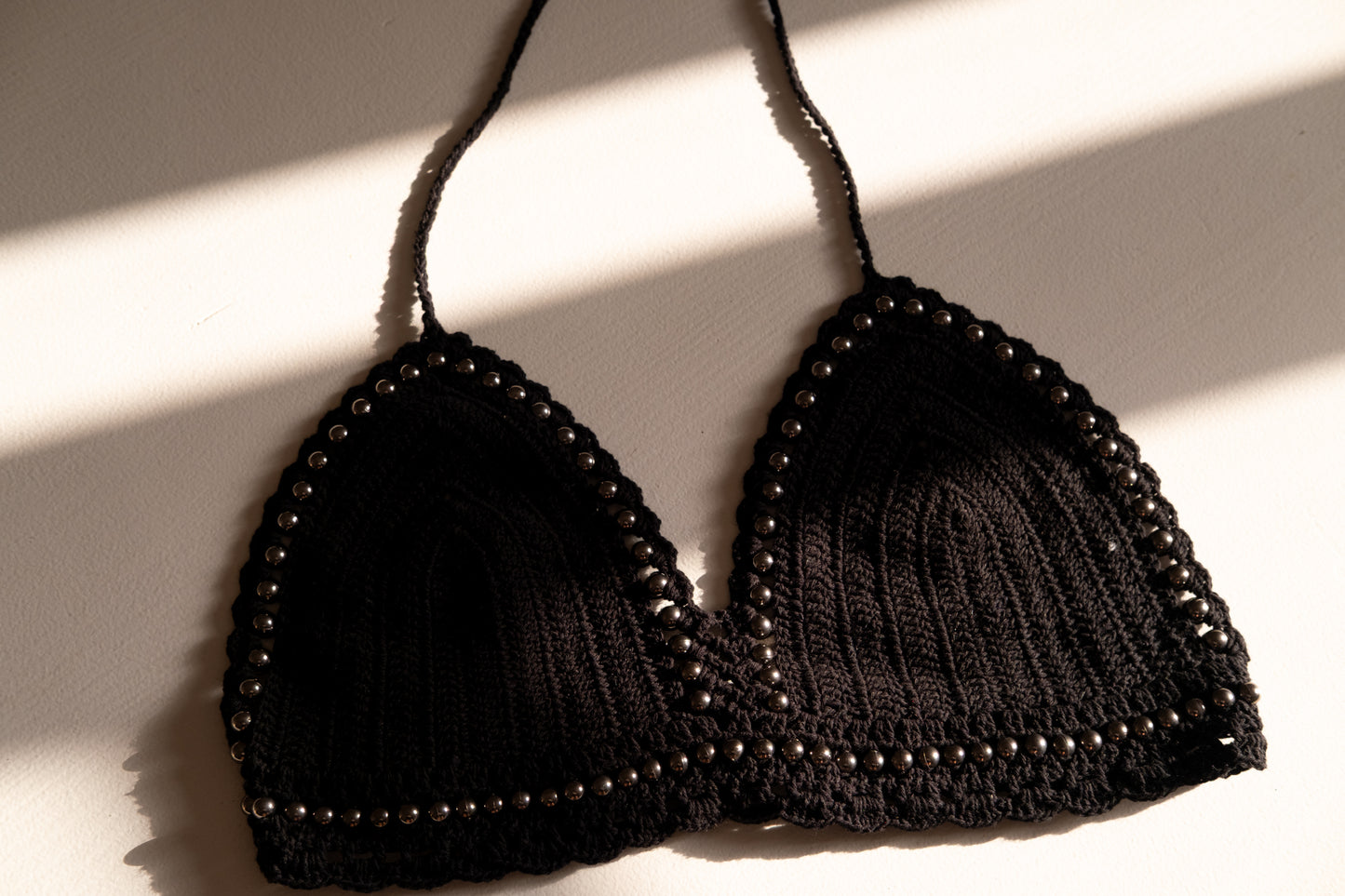 Haut court à dos nu en crochet de coton avec détails métalliques