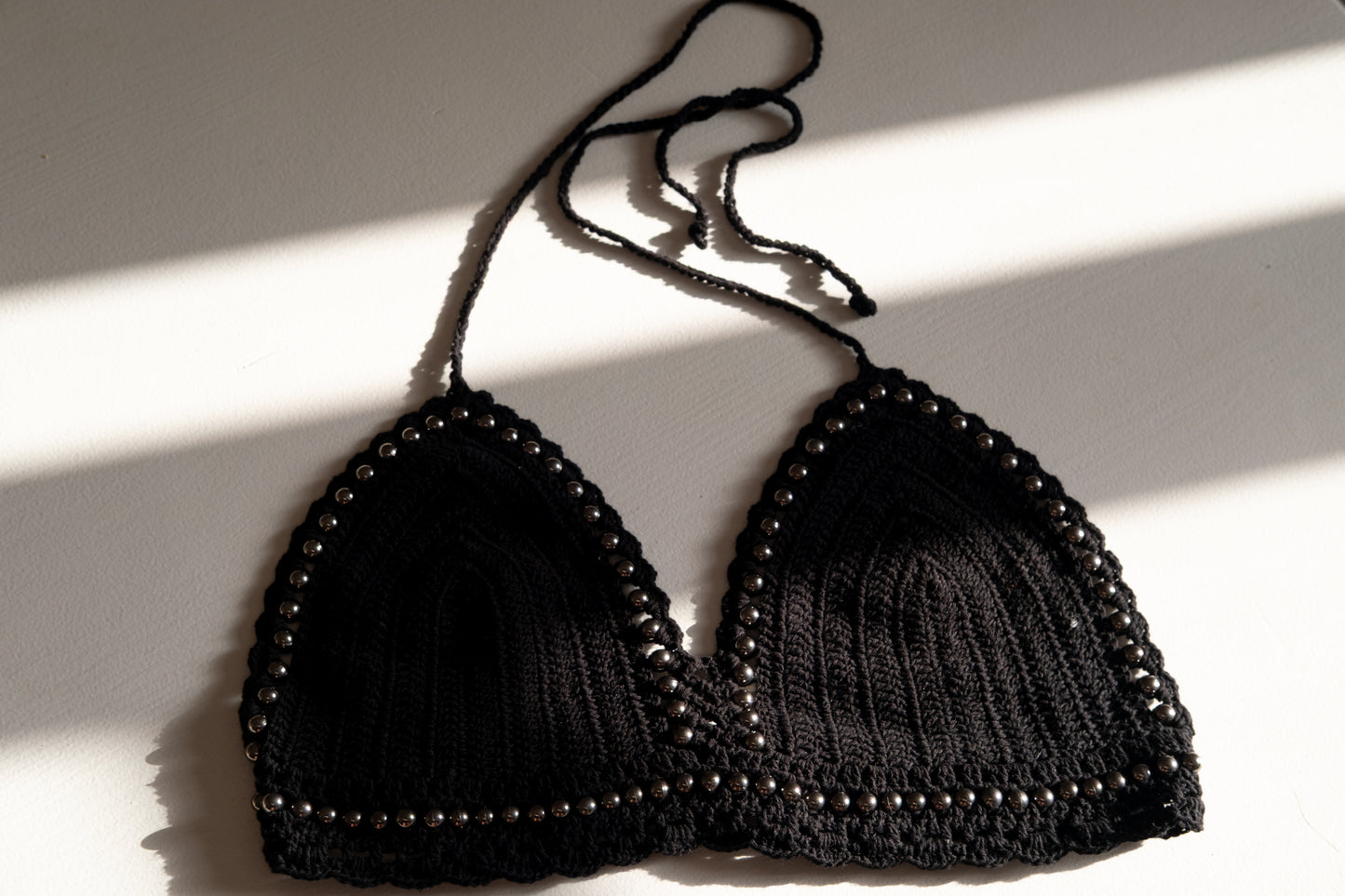 Haut court à dos nu en crochet de coton avec détails métalliques