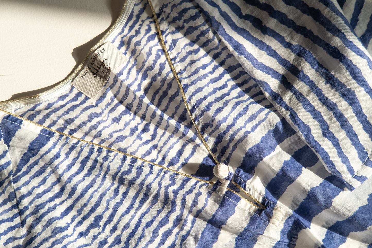 Ensemble blouse courte à manches volantées et pantalon avec liseré lurex