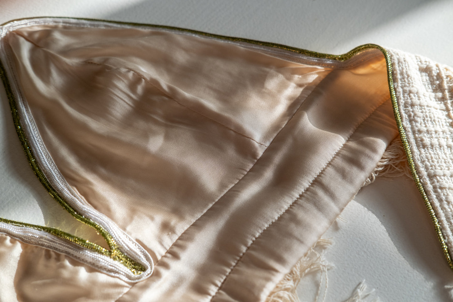 Top court style bustier en coton d'inspiration Chanel avec garniture lurex et glands