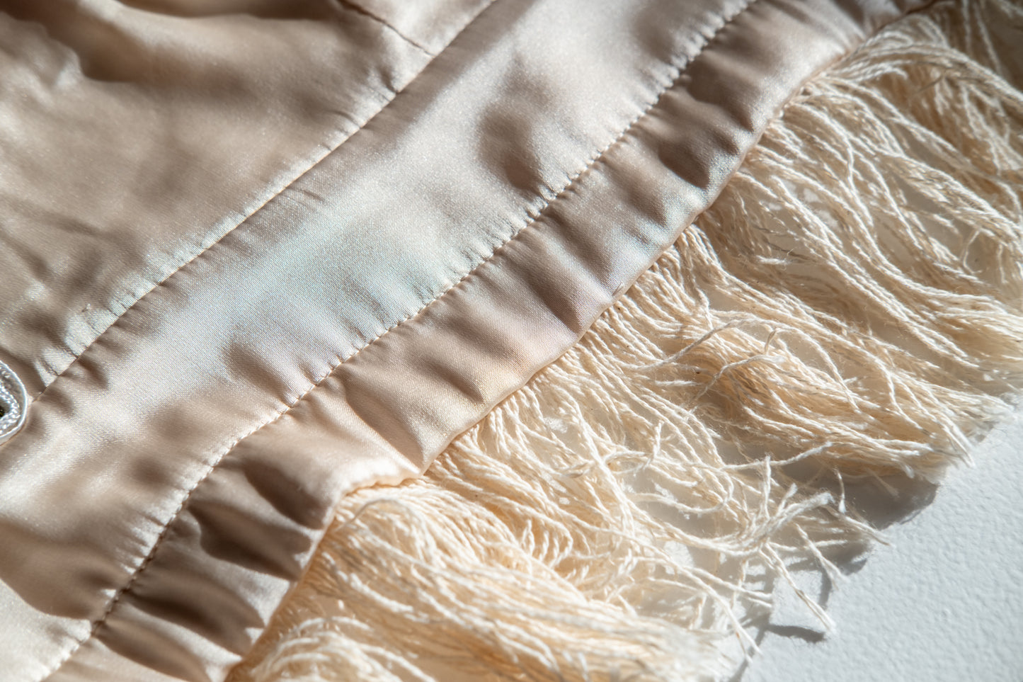 Top court style bustier en coton d'inspiration Chanel avec garniture lurex et glands