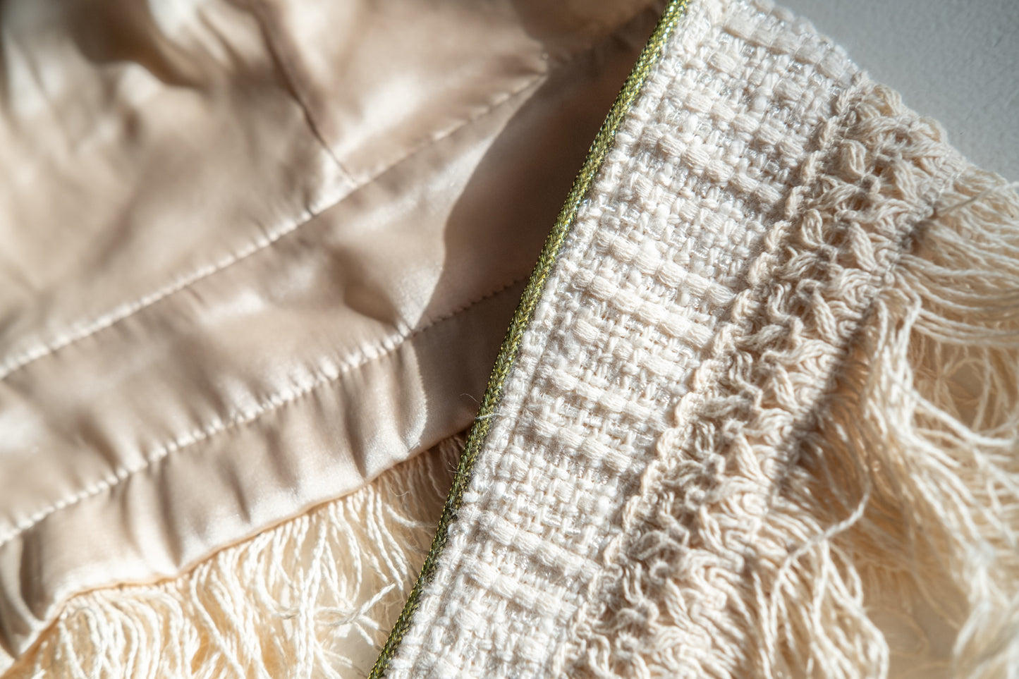 Top court style bustier en coton d'inspiration Chanel avec garniture lurex et glands