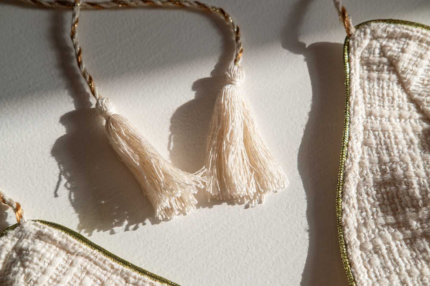 Top court style bustier en coton d'inspiration Chanel avec garniture lurex et glands