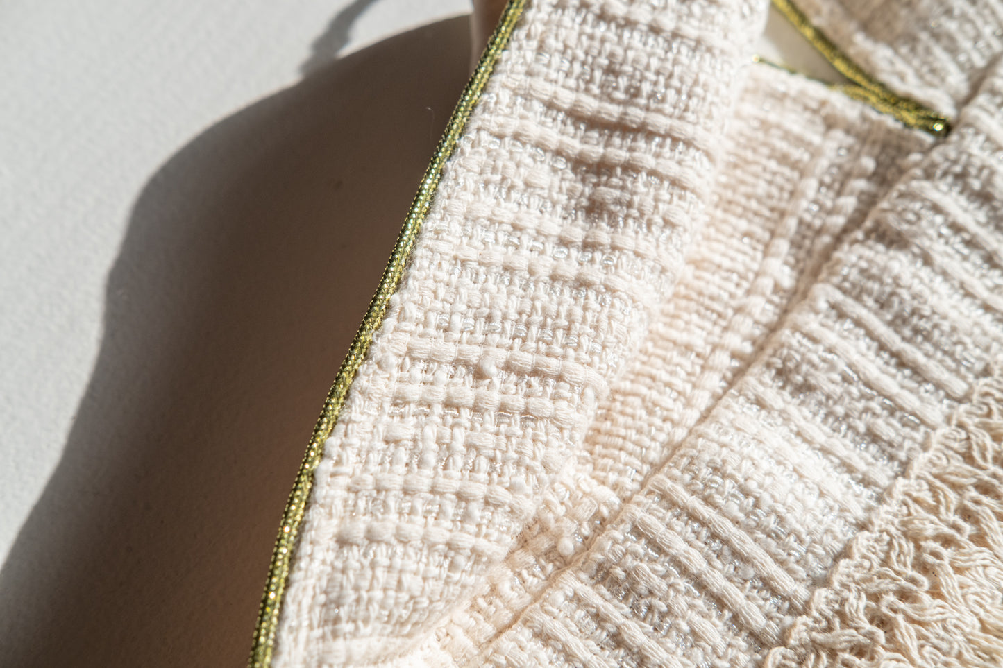 Top court style bustier en coton d'inspiration Chanel avec garniture lurex et glands