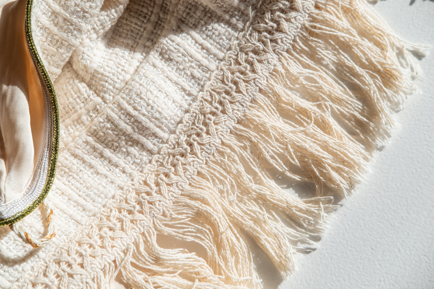 Top court style bustier en coton d'inspiration Chanel avec garniture lurex et glands