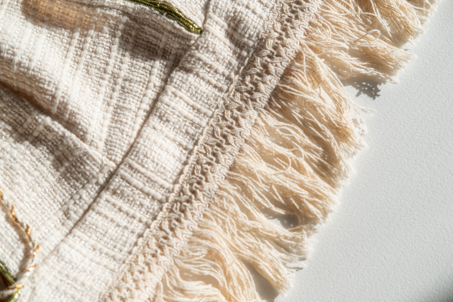 Top court style bustier en coton d'inspiration Chanel avec garniture lurex et glands