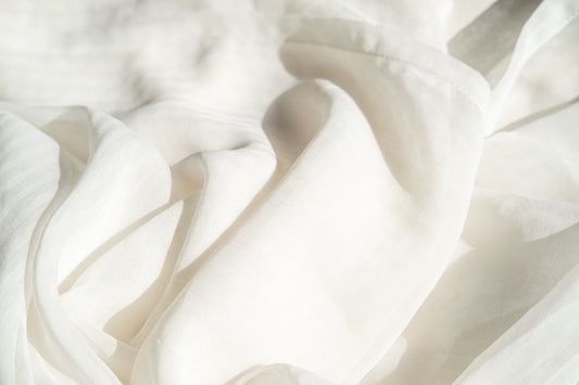 Robe à capuche en mousseline transparente