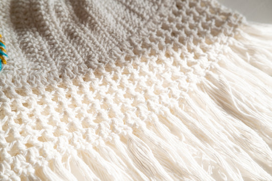 Ensemble haut court licou en crochet de coton et robe à capuche transparente en mousseline.