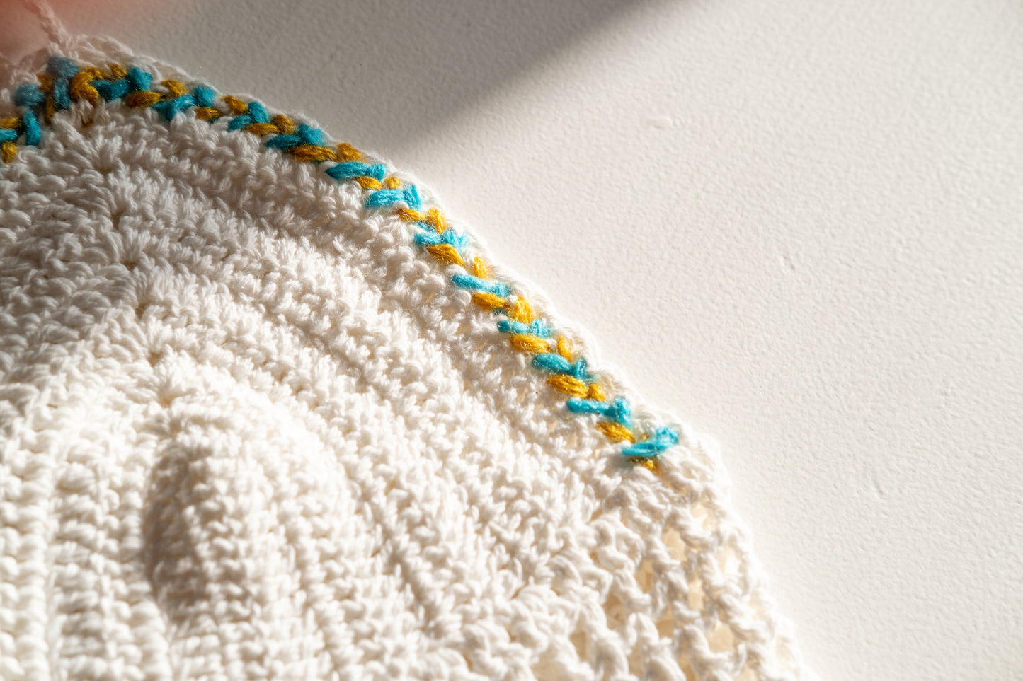 Haut court en crochet de coton à dos nu