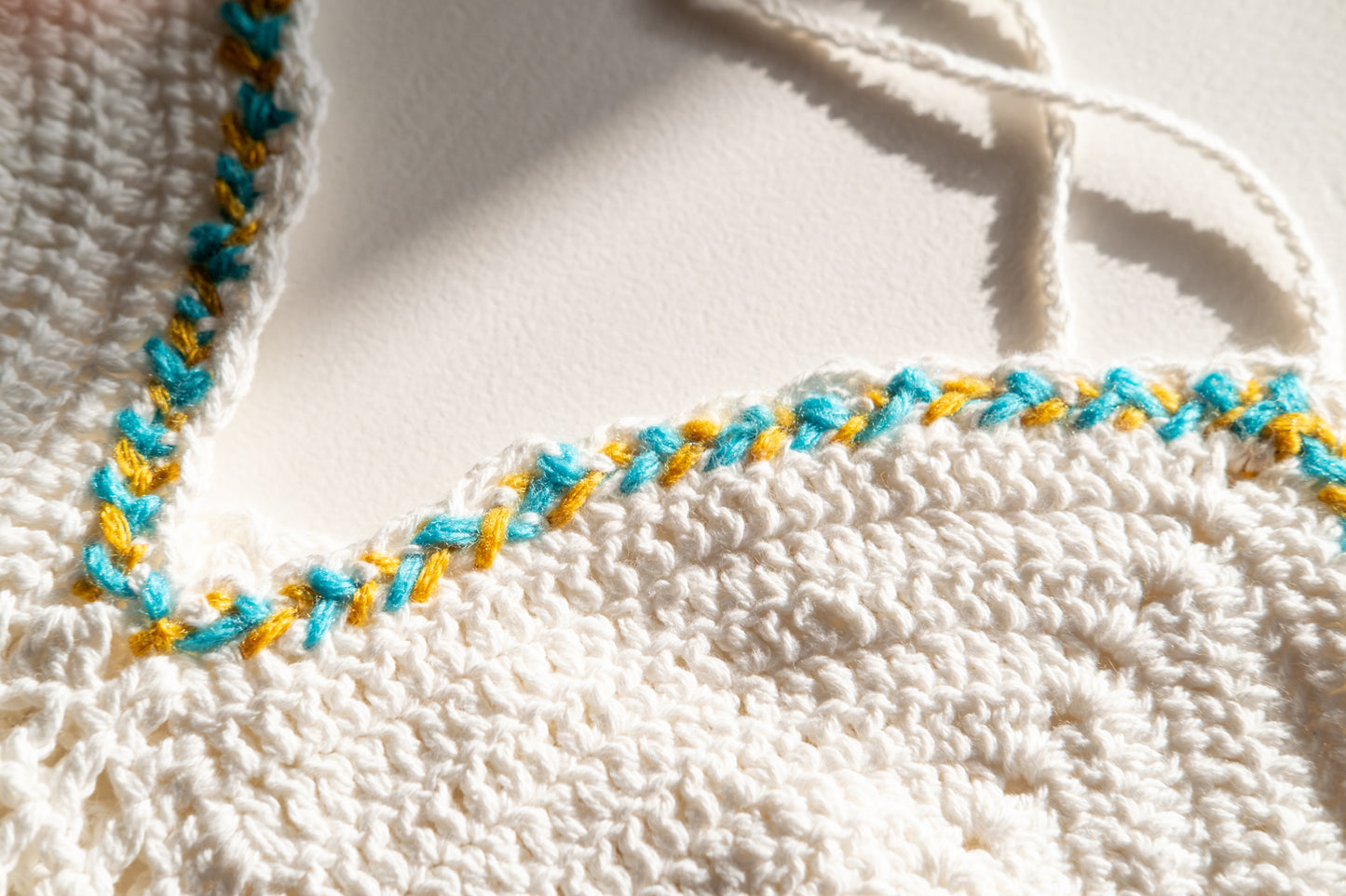 Haut court en crochet de coton à dos nu