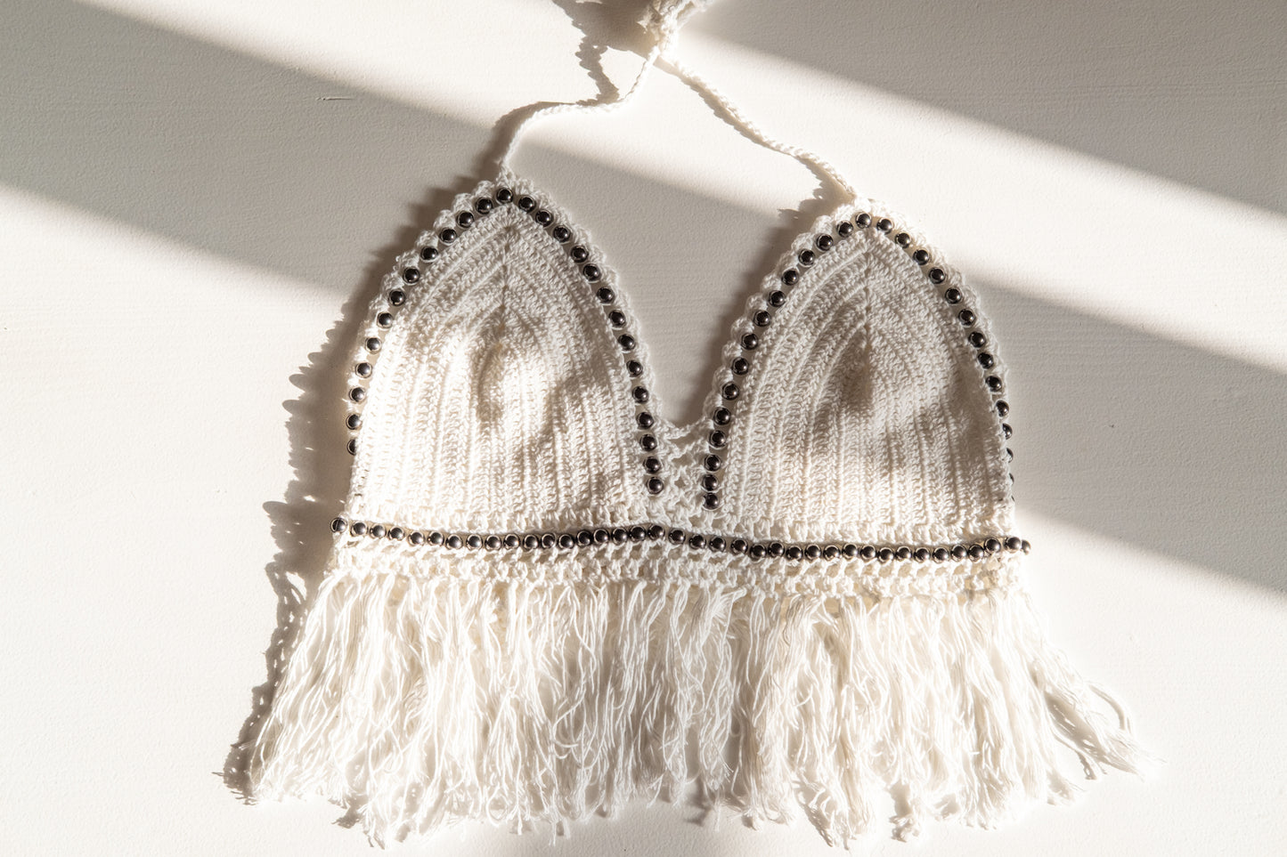 Haut court à dos nu en crochet de coton avec détails métalliques