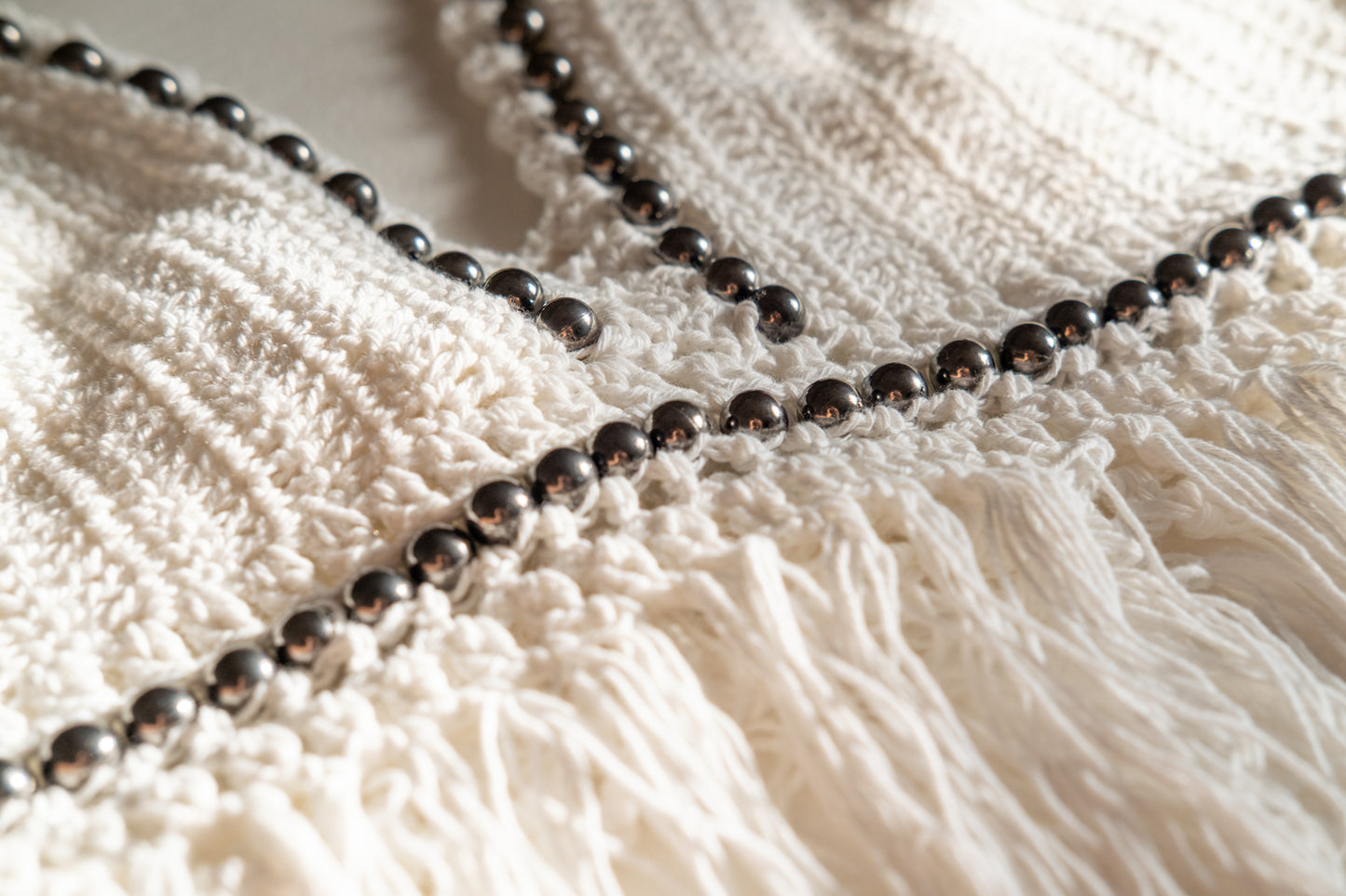 Haut court à dos nu en crochet de coton avec détails métalliques