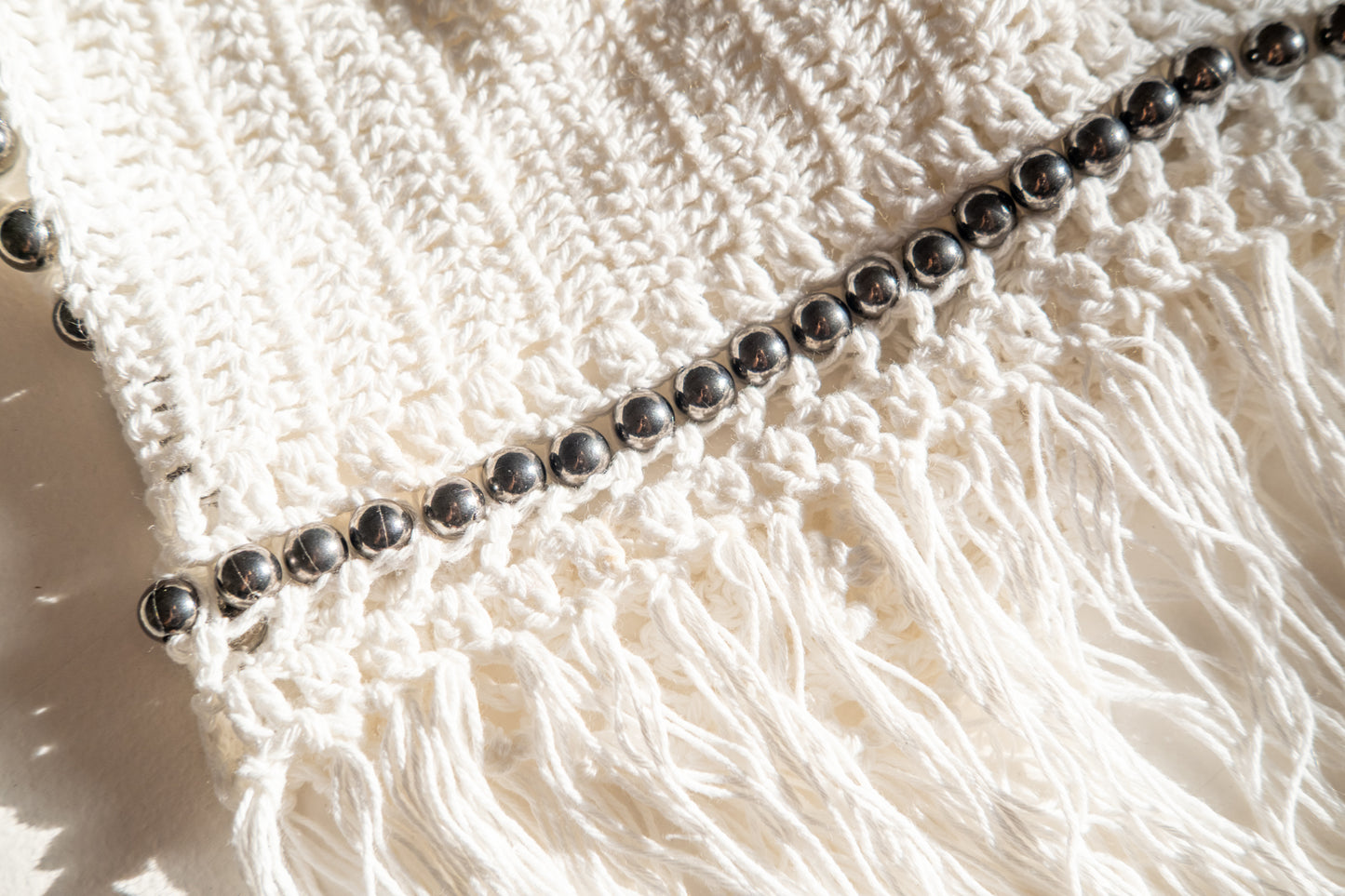 Haut court à dos nu en crochet de coton avec détails métalliques