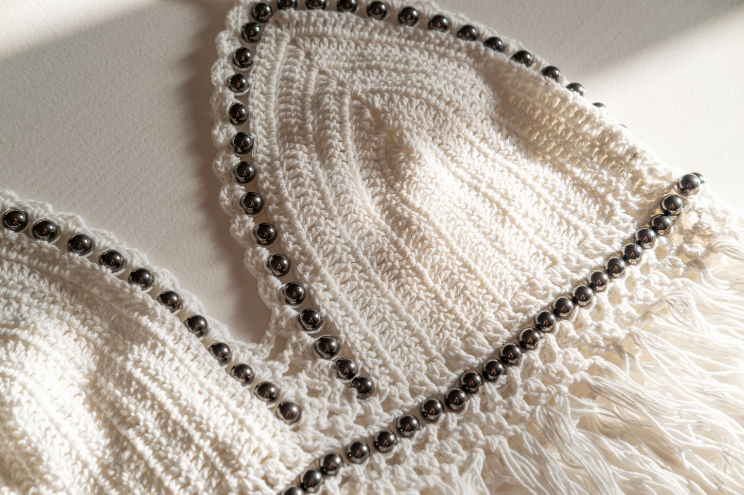 Haut court à dos nu en crochet de coton avec détails métalliques
