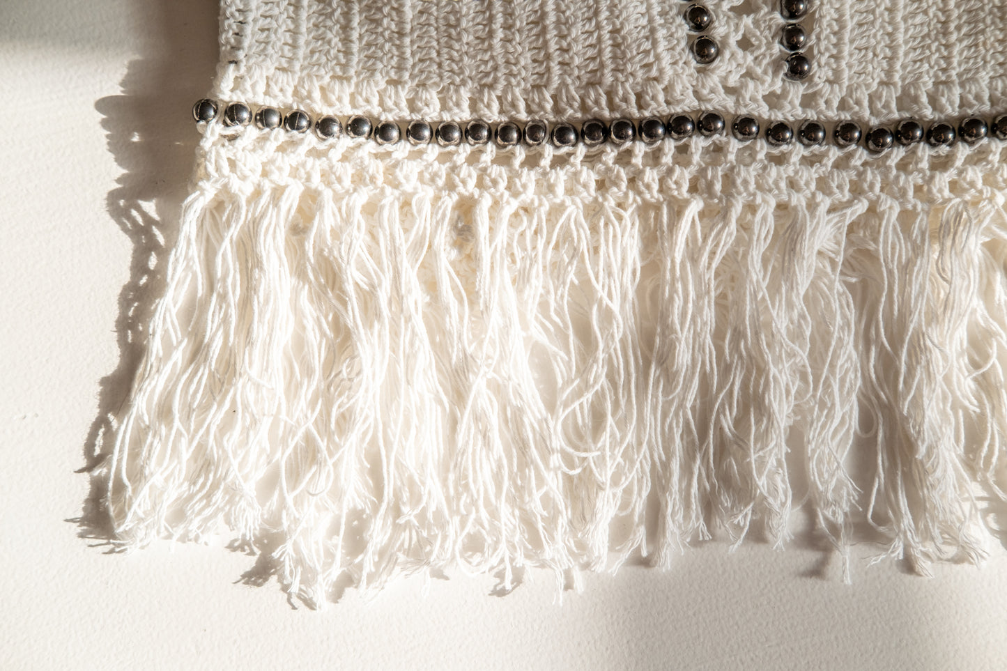Haut court à dos nu en crochet de coton avec détails métalliques