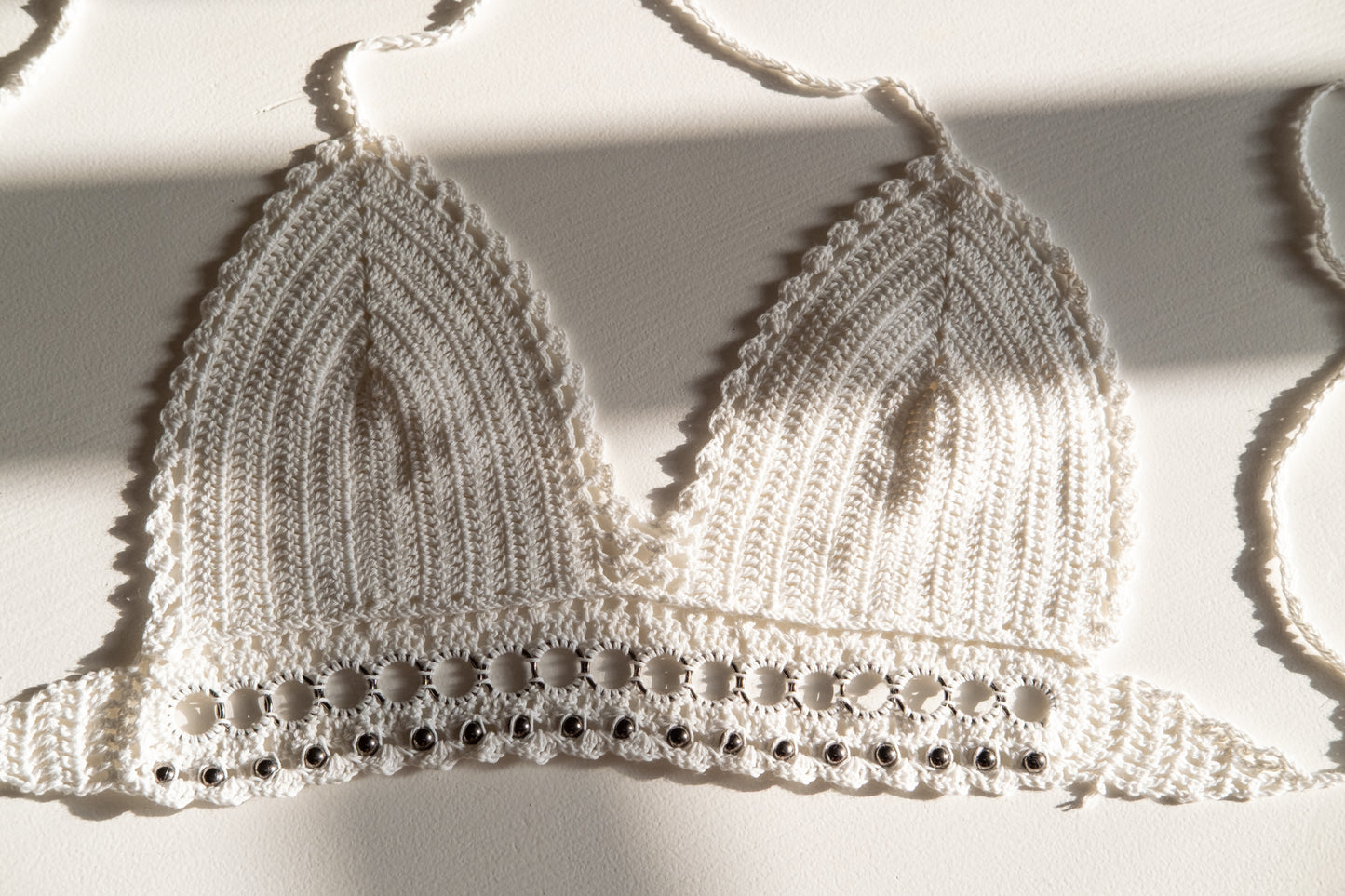 Haut court à dos nu en crochet de coton avec détails métalliques