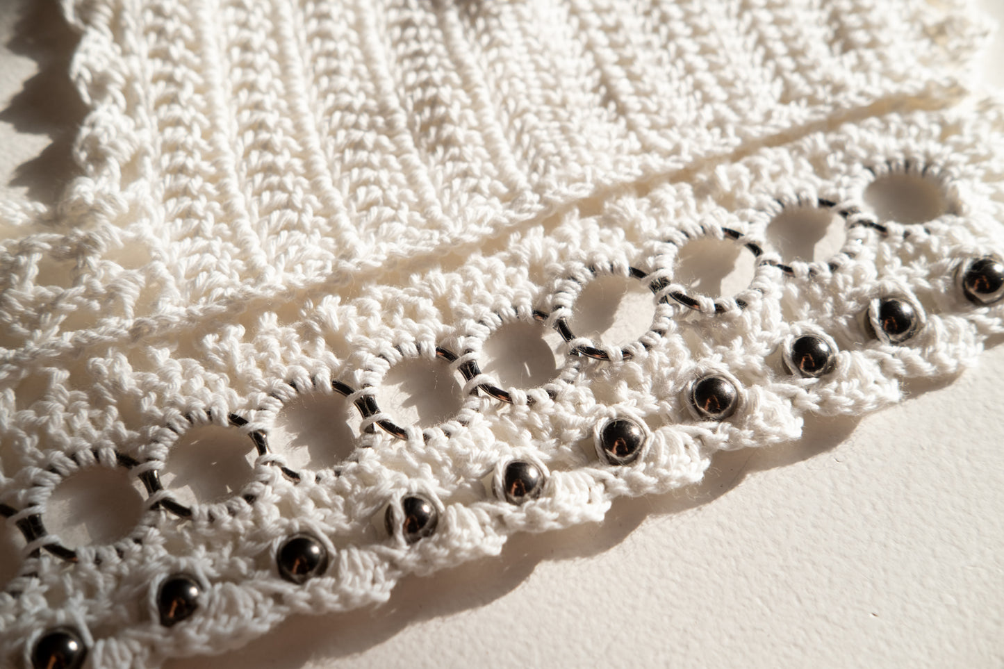 Haut court à dos nu en crochet de coton avec détails métalliques