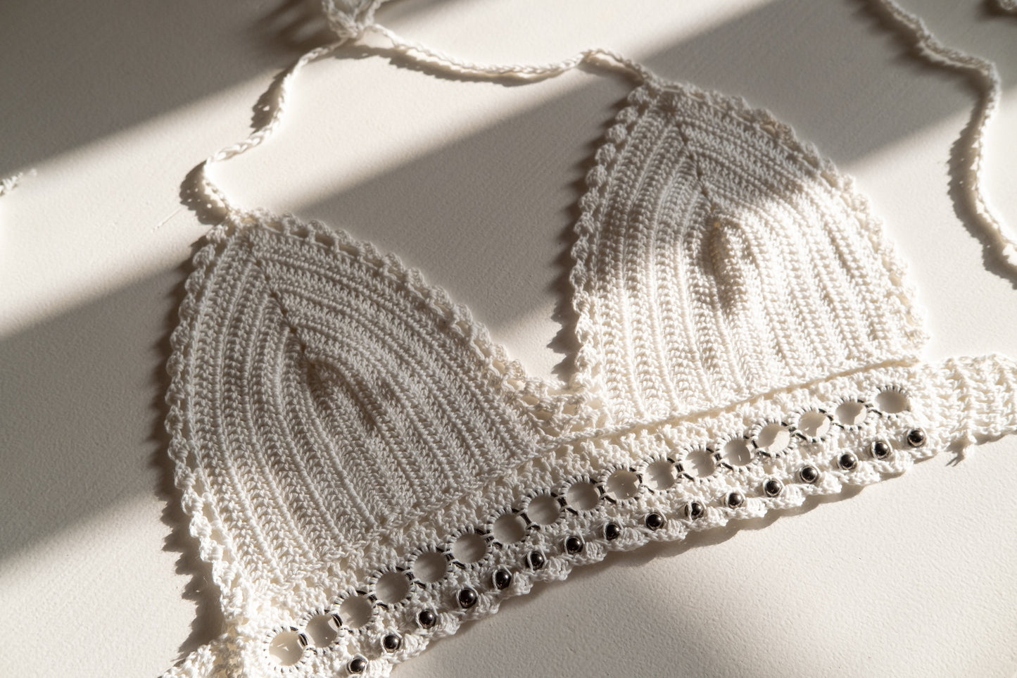 Haut court à dos nu en crochet de coton avec détails métalliques