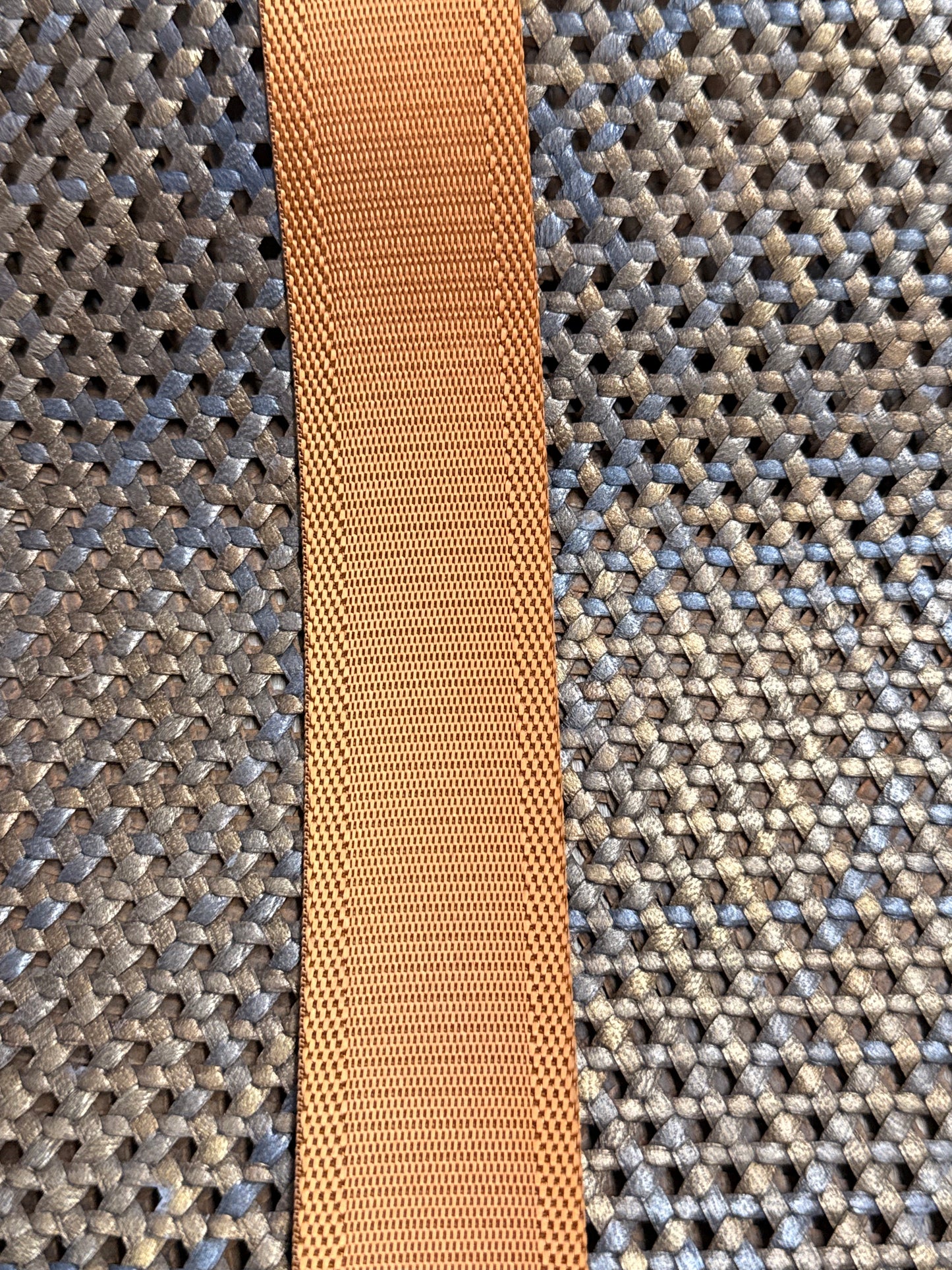 Sac à main en cuir véritable métallique perforé avec des lanières tressées en satin