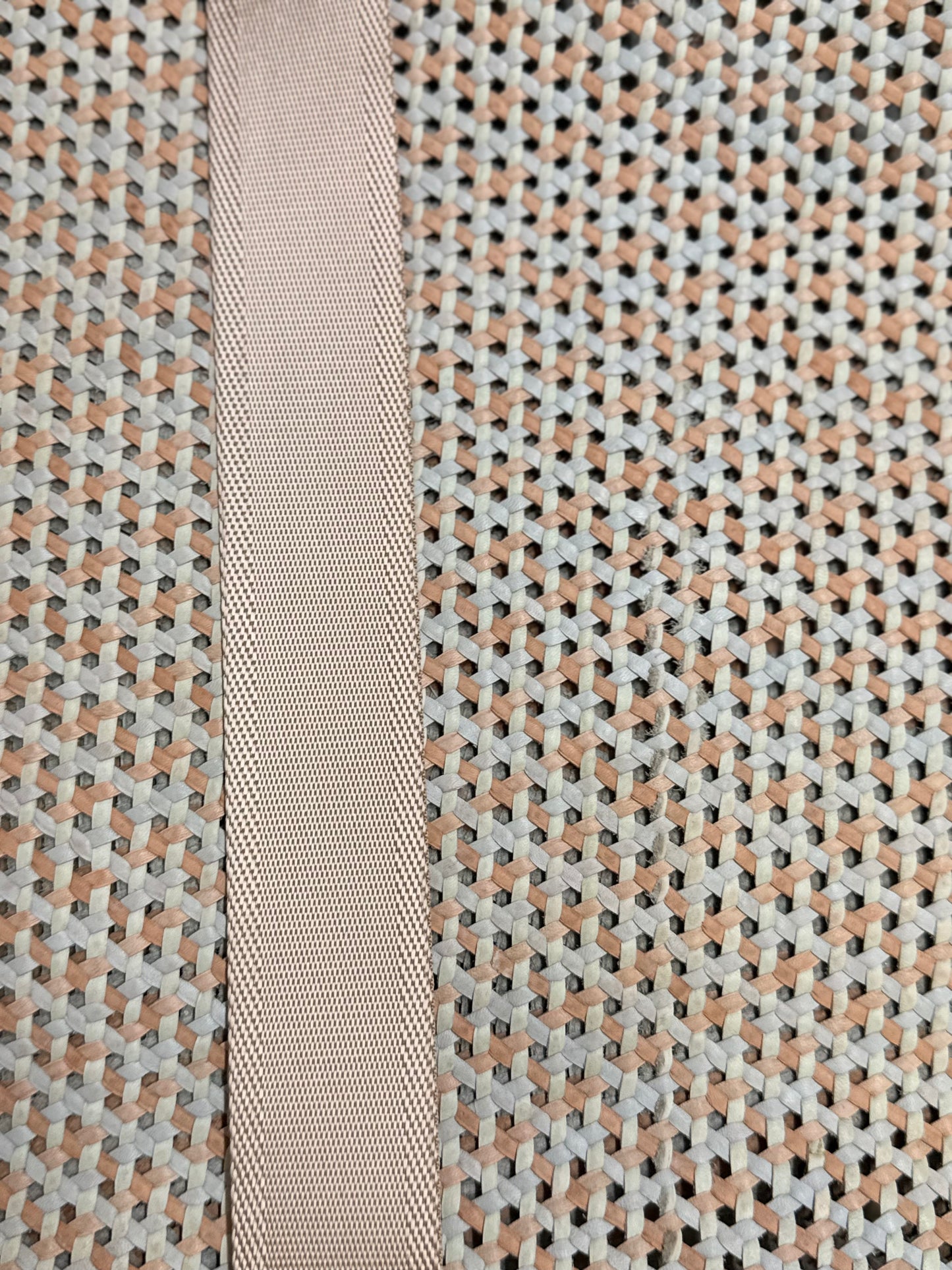Sac à main en cuir véritable métallique perforé avec des lanières tressées en satin