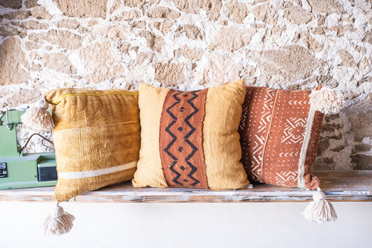 Lot de 3 coussins – Housses de coussin en textile africain authentique avec pompons faits à la main
