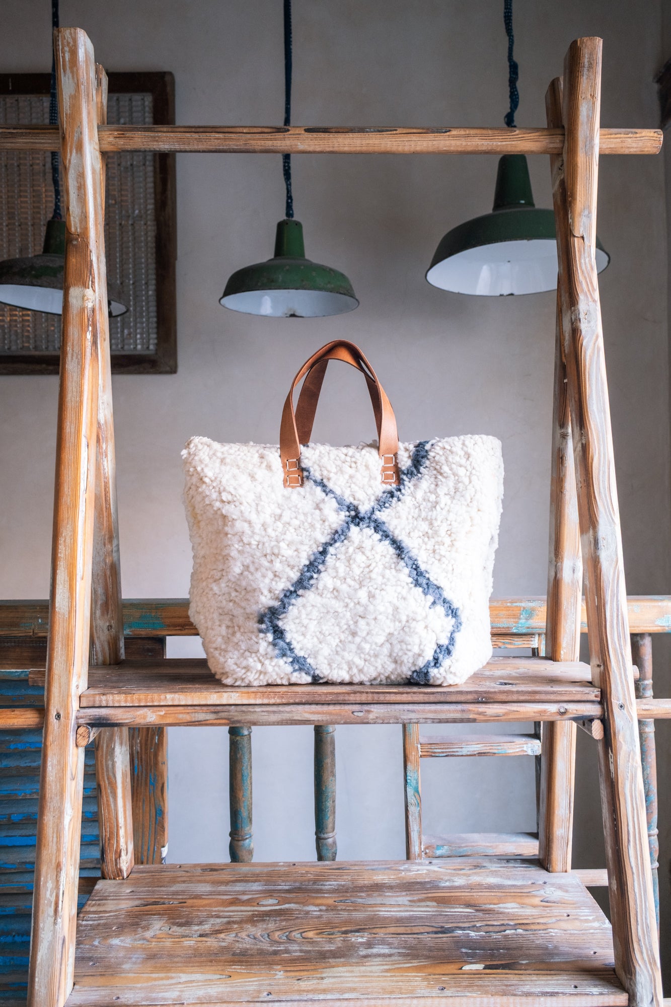 Sac en cuir et tapis Beni Ouarain avec anses en cuir