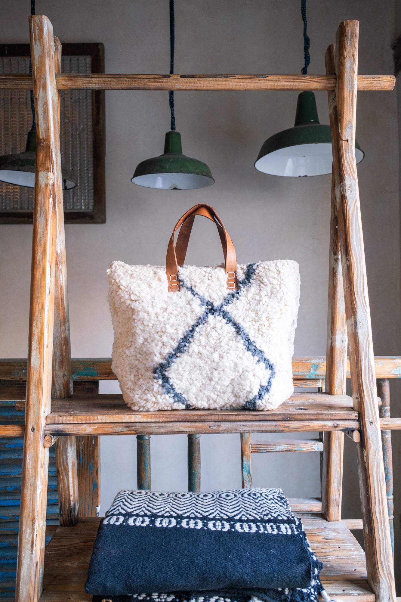 Sac en cuir et tapis Beni Ouarain avec anses en cuir