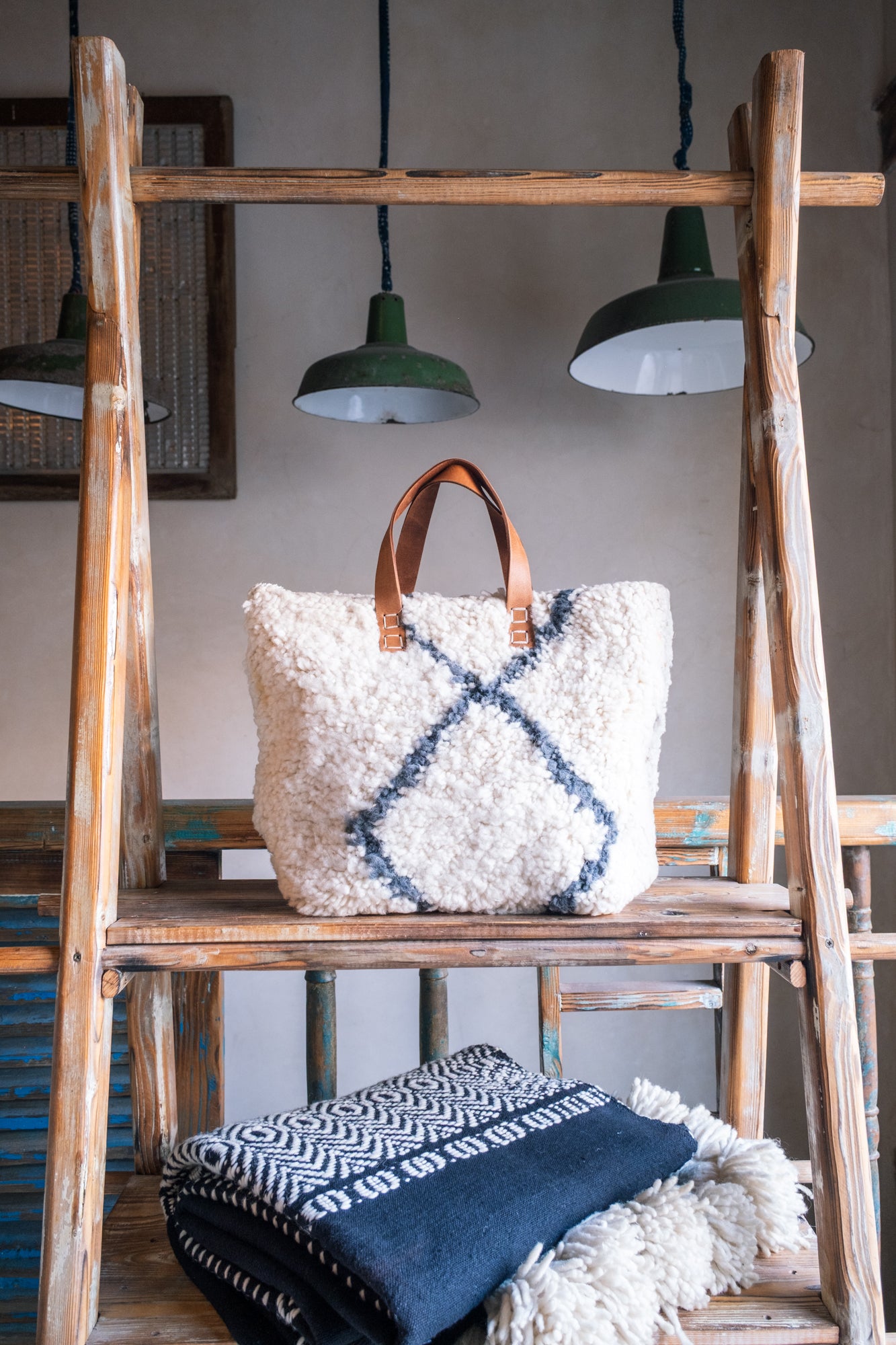 Sac en cuir et tapis Beni Ouarain avec anses en cuir