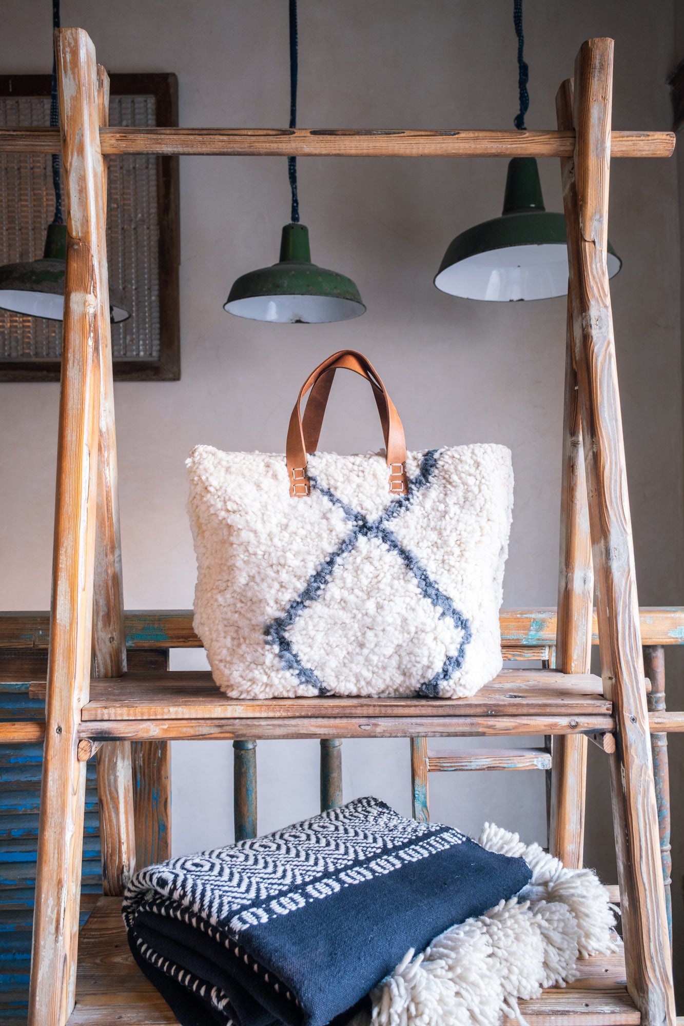 Sac en cuir et tapis Beni Ouarain avec anses en cuir