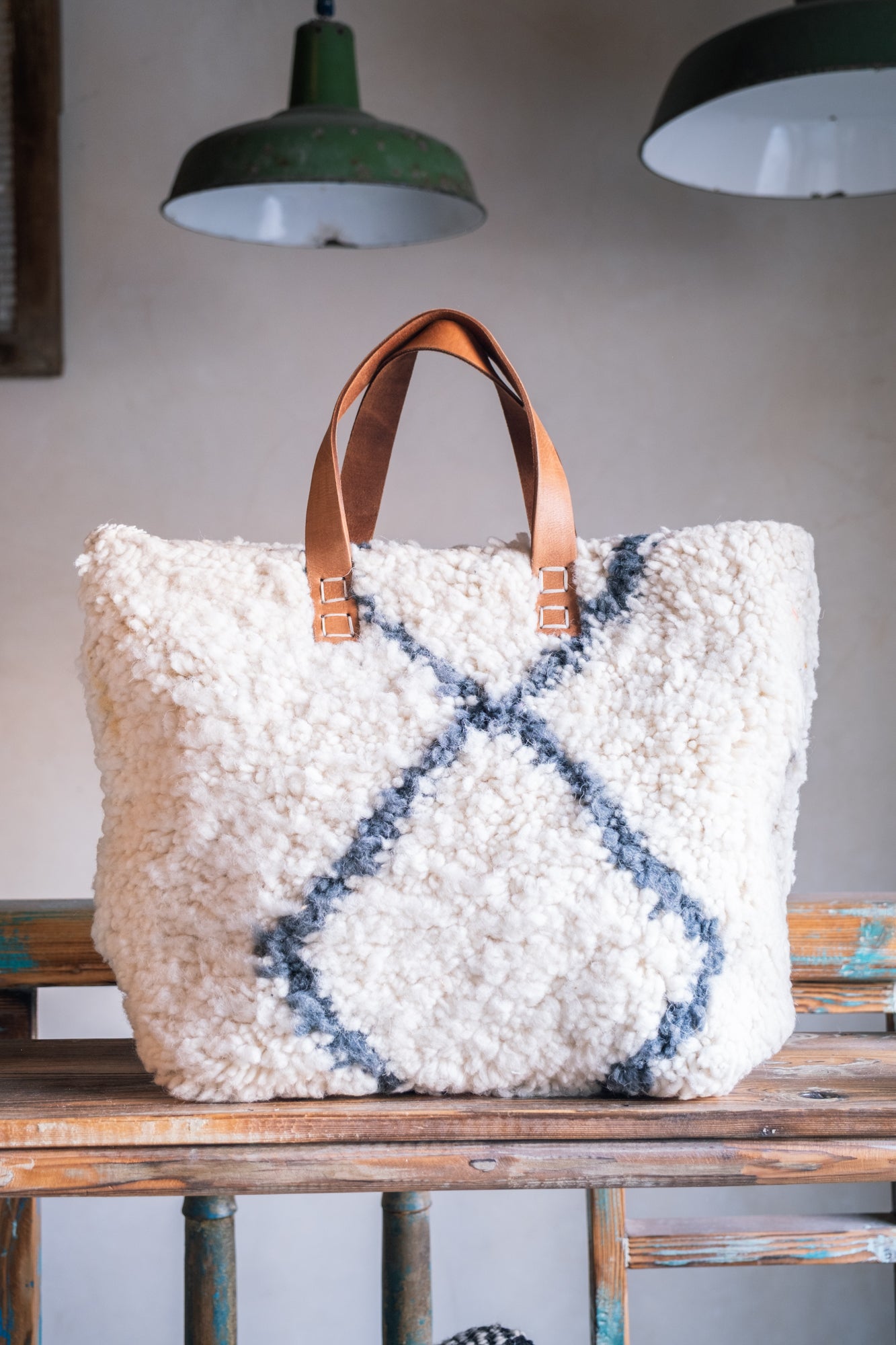 Sac en cuir et tapis Beni Ouarain avec anses en cuir