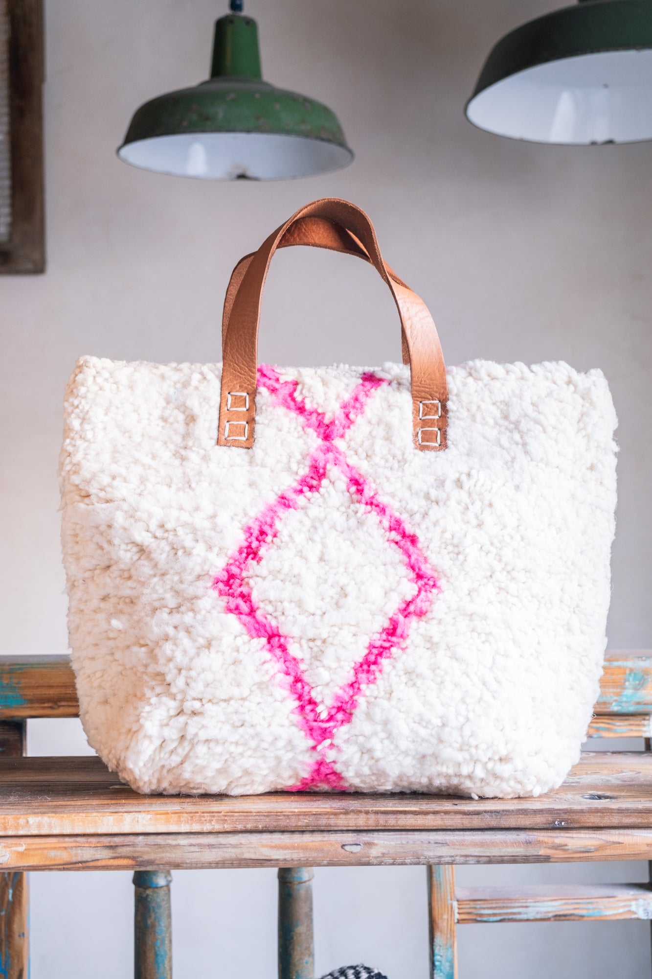 Sac en cuir et tapis Beni Ouarain avec anses en cuir
