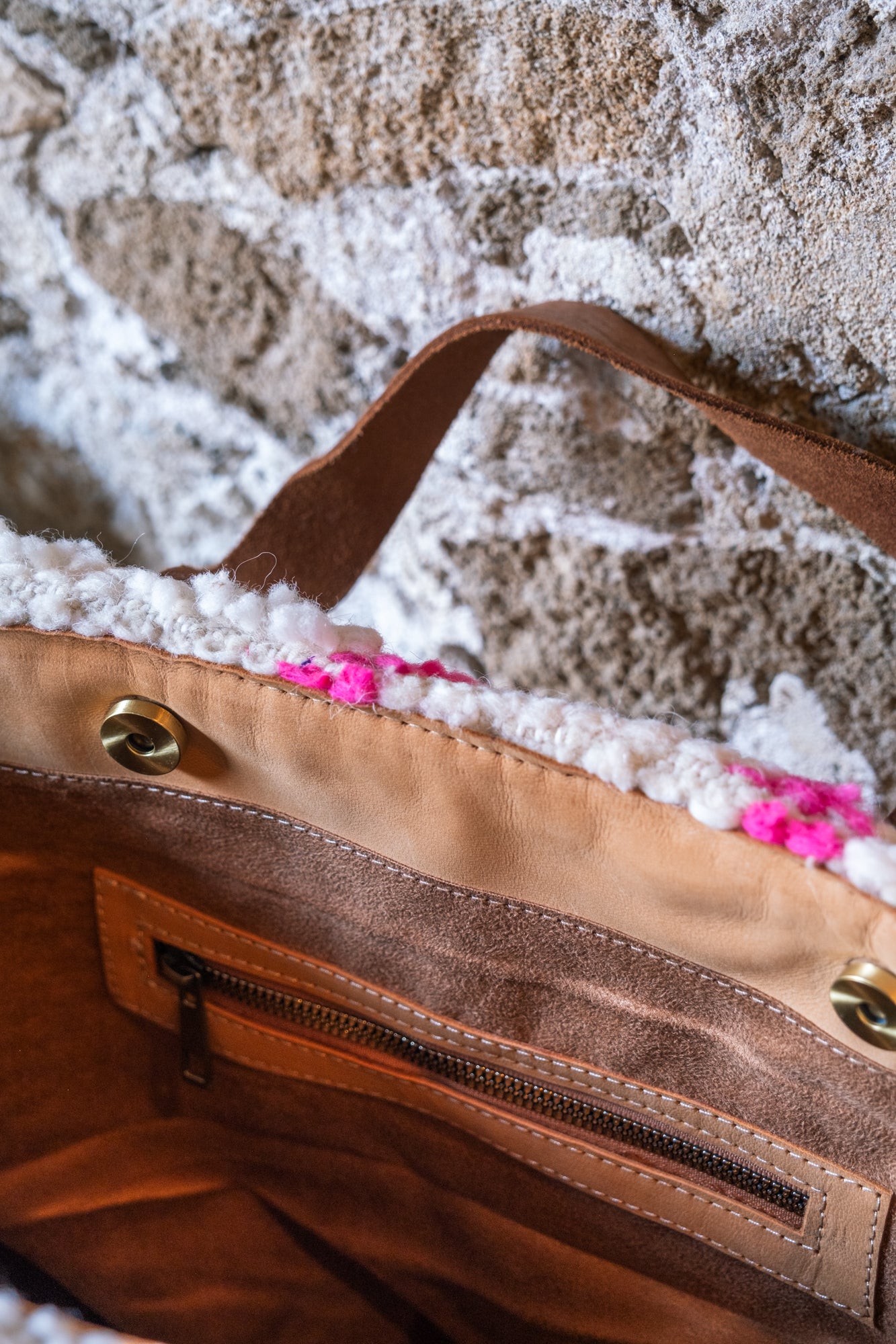 Sac en cuir et tapis Beni Ouarain avec anses en cuir