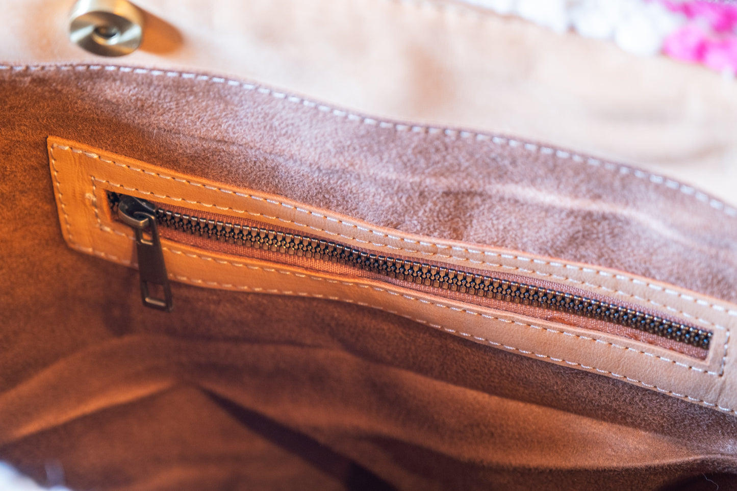 Sac en cuir et tapis Beni Ouarain avec anses en cuir