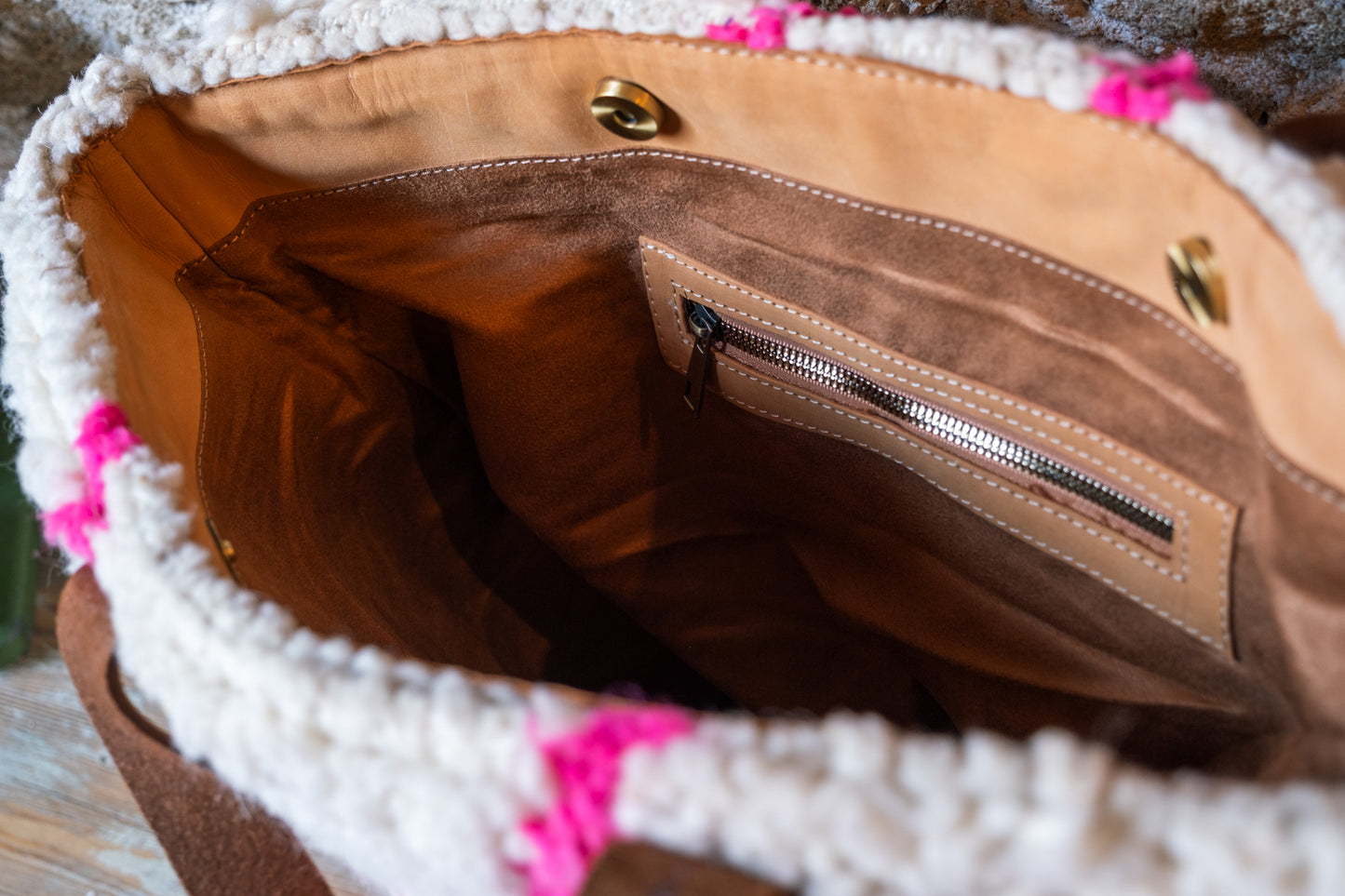 Sac en cuir et tapis Beni Ouarain avec anses en cuir
