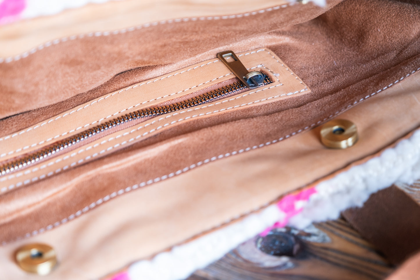 Sac en cuir et tapis Beni Ouarain avec anses en cuir
