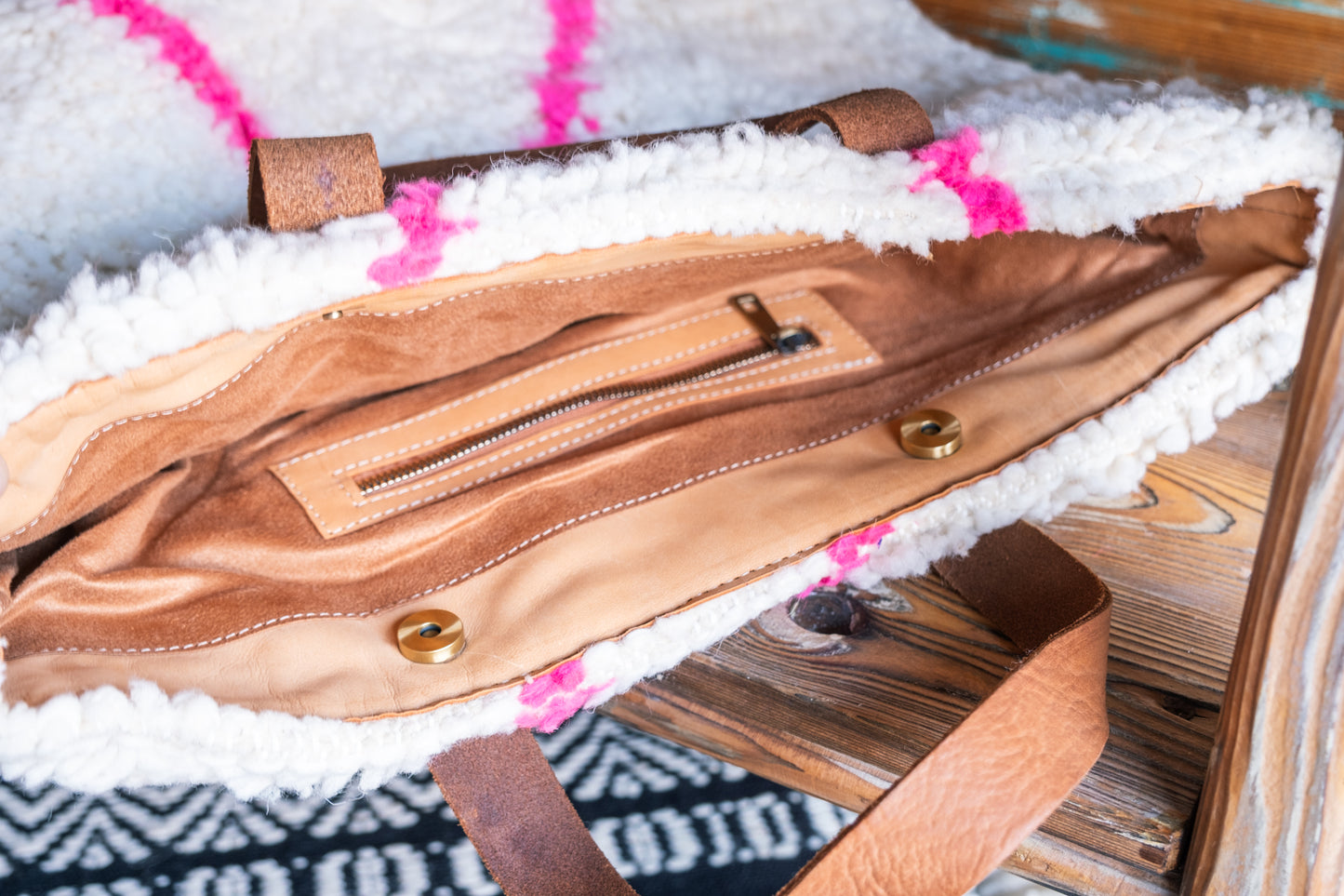 Sac en cuir et tapis Beni Ouarain avec anses en cuir