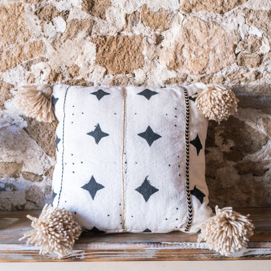 Housse de coussin en textile africain avec pompons faits main
