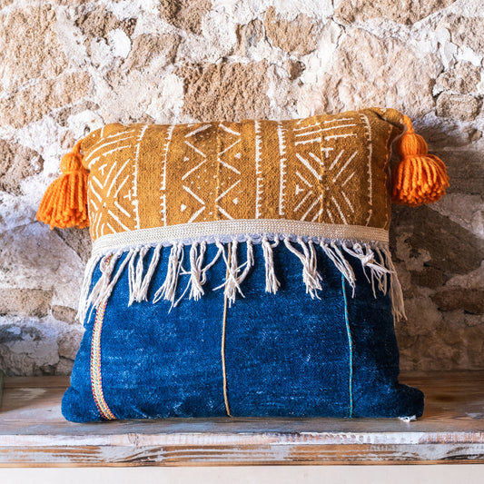 Coussin décoratif avec pompons faits à la main
