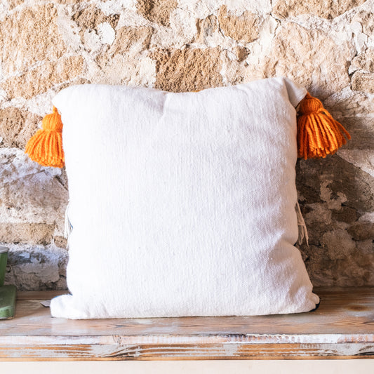 Coussin décoratif avec pompons faits à la main